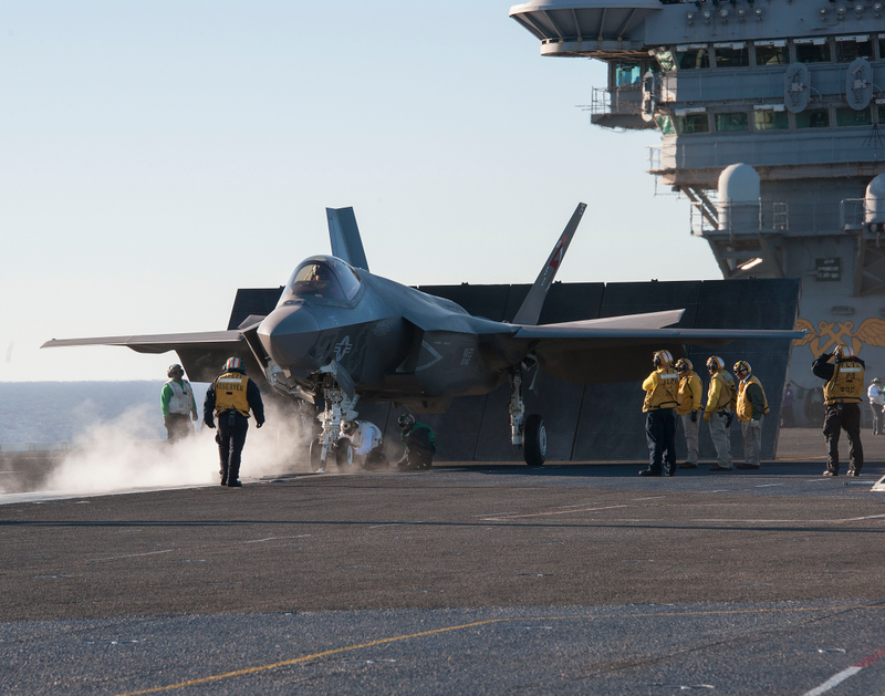 Illustration for article titled Espectaculares imágenes del F-35C en pruebas sobre un portaaviones